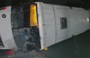 Chocan en Tlalnepantla camión de pasajeros y de carga; hay cuatro heridos, uno grave