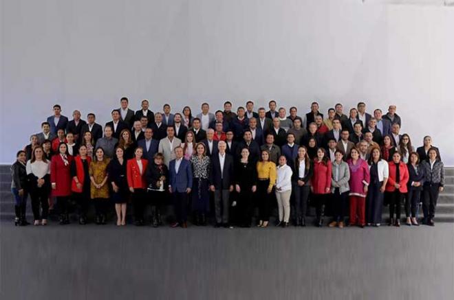 En la imagen se encuentran cerca de 85 políticos priistas