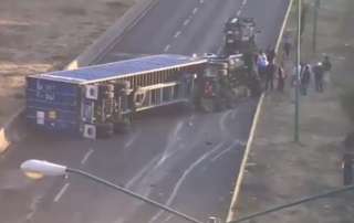Las cámaras de videovigilancia del C5 captaron el momento en que un tráiler volcó en los carriles centrales de la Avenida Central, a la altura del Metro Impulsora