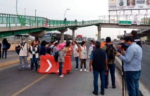Personal de Salud y del Inegi bloquean Avenida Central en #Ecatepec