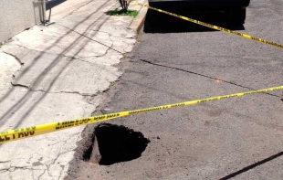 Socavón de seis metros de largo en colonia San Bernardino, en Toluca