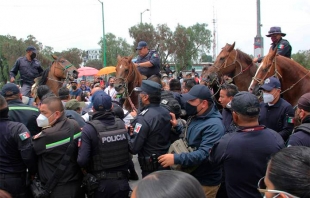 #Video: Policía montada dispersa a manifestantes en #CuautitlánIzcalli
