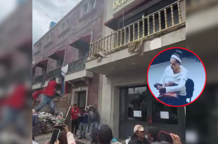 Recolectores afiliados a la CTM arrojaron hoy desechos frente al Palacio Municipal y bloquearon tramos de la carretera México-Puebla.