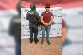 El detenido, junto con la pistola asegurada, fue presentado ante la Agencia del Ministerio Público, con sede en Metepec,