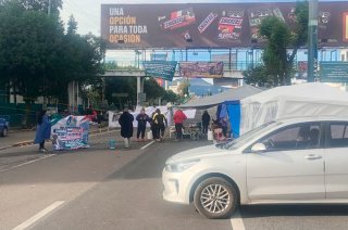 Trabajadores del IMSS mantienen por más de 40 horas el plantón frente al Hospital General Regional No. 220 de Toluca, con afectaciones a la circulación en Paseo Tollocan.
