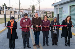 La gobernadora Delfina Gómez y el presidente municipal Ricardo Moreno inauguraron el sendero seguro en San Mateo Otzacatipan, en Toluca