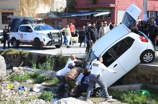 Vehículo cae por no tener freno de mano