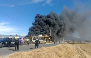 Genera alerta incendio de recicladora en Xonacatlán