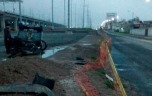 Vuelca vehículo y cae a estación del Interurbano en Zinacantepec