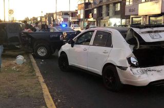 #Video: Tras chocar, intenta huir y termina impactando dos autos más, en #Toluca