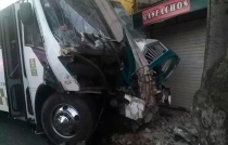 Choca camión contra camioneta en Toluca