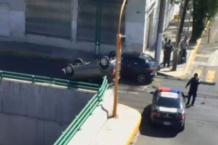 #Video: C5 capta a conductor que huye tras provocar volcadura en #Toluca
