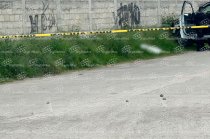 Vecinos escucharon varias detonaciones y posteriormente localizaron al joven tendido sobre la calle; permanece en calidad de desconocido.