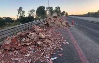 Vuelca tráiler cargado con toneladas de azulejo en Texcoco