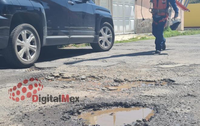 Los trabajadores de obra pública comentaron que la temporada de lluvias perjudicó el pavimento que no es posible arreglar.