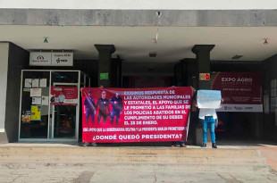 Video: Familias de policías caídos marchan en desfile de Malinalco; exigen cumplimiento de indemnizaciones
