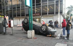 El accidente vehicular se reportó alrededor de las 7 de la mañana de este domingo en las calles de Hidalgo y Juárez.