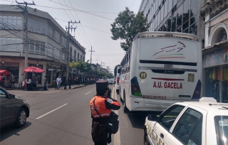 Infraccionan en Toluca a 67 transportistas por salir del carril confinado