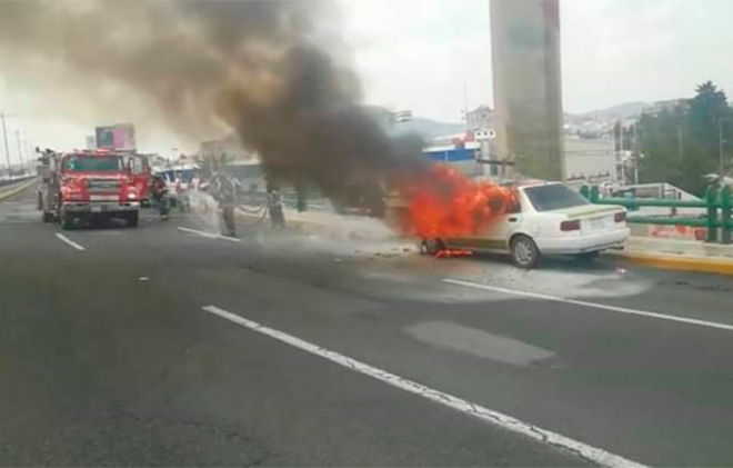 #Toluca: se incendia taxi en Tollocan; cierran carriles centrales