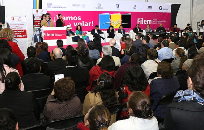 Presentan Antología Cien poetas del mundo en Toluca