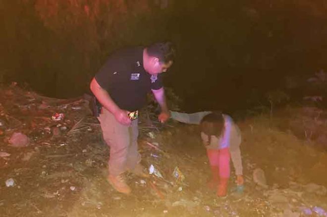 Policías de Ecatepec patrullaban en las inmediaciones del Canal de Cartagena, en la colonia Potrero del Rey, cuando se percataron de la mujer.