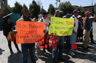 Vecinos del Barrio del Cajón, perteneciente a la comunidad de San Pablo Autopan, se manifestaron este martes frente al Palacio de Gobierno en Toluca.