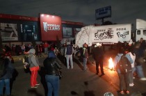 Los trabajadores de Ecatepec continúan esta noche con el bloqueo de vialidades