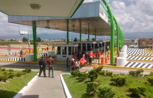 Normalistas y comuneros bloquean libramiento de Xonacatlán