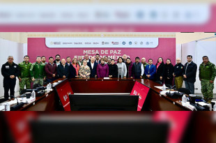 Delfina Gómez Álvarez y los 15 presidentes municipales integrantes de la Estrategia Operativa Oriente y funcionarios.