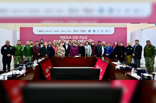 Delfina Gómez Álvarez y los 15 presidentes municipales integrantes de la Estrategia Operativa Oriente y funcionarios.