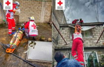 Paramédicos de la Cruz Roja, con apoyo de vecinos y policías municipales, descendieron al hombre con equipo especializado y lo trasladaron a un hospital.