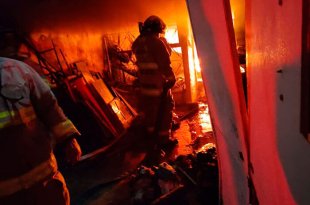 Bomberos de Ecatepec sofocaron el incendio en una vivienda de la colonia La Florida, donde fue localizado el cuerpo sin vida de un hombre de aproximadamente 60 años.