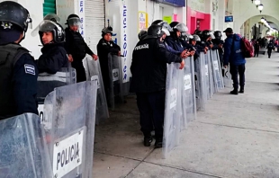 A pedradas reciben habitantes a policía durante operativo contra polvorines clandestinos en Tultepec