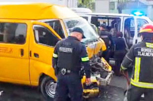 El conductor sufrió heridas graves al quedar prensado en la cabina