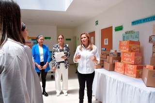 La presidenta municipal, entregó en cada centro paquetes de medicamentos y Vitamina C para apoyar la atención primaria