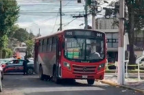 El conductor de la unidad con número económico 901 abandonó el vehículo y huyó a pie tras el accidente.