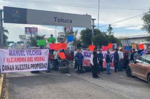 Bloquean la vía que conecta con Zinacantepec y la salida hacia municipios como Almoloya de Juárez, Villa Victoria y Valle de Bravo.