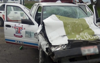 Choca taxi colectivo contra particular en la Toluca-Tenango; un muerto