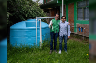 Sistema de captación de agua de lluvia instalado para abastecer bebederos y mejorar el acceso al agua en espacios públicos.