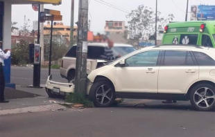 Camión de pasajeros provoca choque de dos camionetas en Toluca