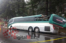 Tráiler provoca tragedia en la #México-Toluca; impacta autobús y taxi