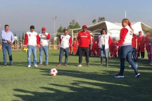 La presidenta municipal Ana Muñiz Neyra dio la patada inicial de la Escuela de Futbol de la Red Diablos Toluca - San Mateo Atenco.