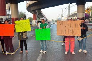 Exigen cumplimiento de compromisos por ampliación del Tren Suburbano, como drenaje y puente peatonal, y mantienen bloqueo hasta recibir respuesta.