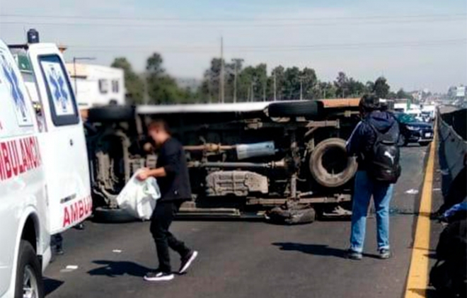 #ValleDeChalco: Vuelca combi al explotar una de sus llantas en la México-Puebla