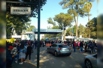 Un grupo de trabajadores protestó esta mañana en la entrada principal del plantel.