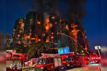 El fuego, que afecta a siete edificios del complejo Wang Fuk Court, ha estado activo por más de ocho horas y se encuentra “gradualmente bajo control”.