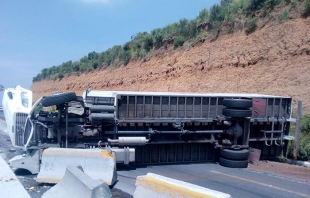 Vuelca tráiler en la México-Puebla