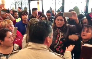 Empleados despedidos de Tecámac agreden a la alcaldesa