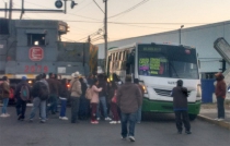 Se lleva tren a autobús de pasajeros en Toluca
