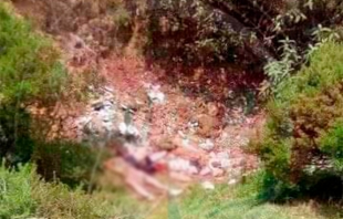 Hallan a niña muerta en un barranco; presenta quemaduras